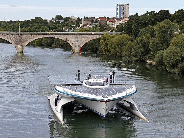 Maior barco movido a energia solar do mundo,  Turanor PlanetSolar navega pelo rio Sena, perto de Paris, neste domingo (8) (Foto: Benoit Tessier/Reuters)