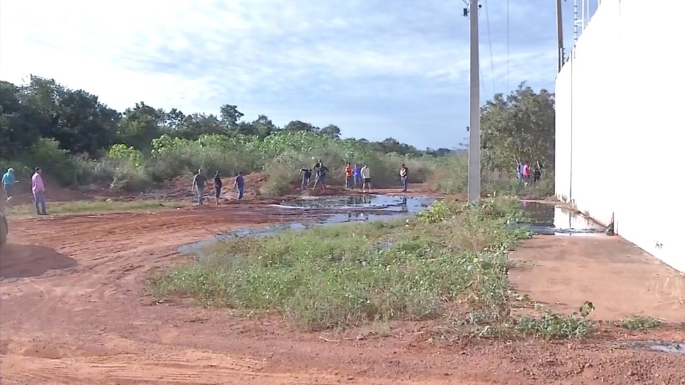 Óleo escorreu e formou uma poça na rua (Foto: TVCA/Reprodução)