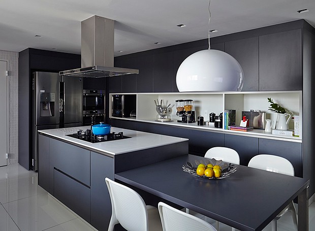 A cozinha da cobertura é moderna, com linhas retas e tons escuros. Um espaço funcional e clean para o dia a dia (Foto: Victor Affaro)