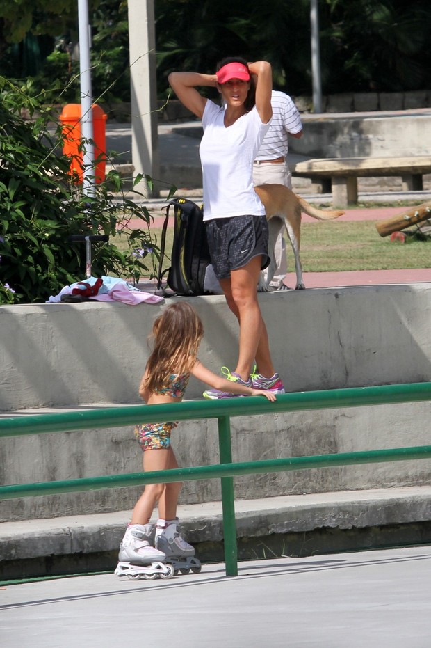 Cynthia Howllet brinca com os filhos na Lagoa (Foto: Wallace Barbosa/AgNews)