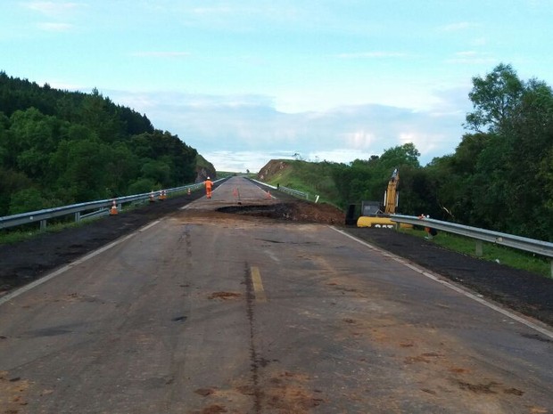 Motoristas precisam seguir por rotas alternativas (Foto: Autopista Litoral Sul/Divulgação)