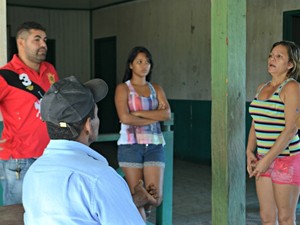 Moradores se revoltam com descaso da prefeitura  (Foto: Quésia Melo/ G1)