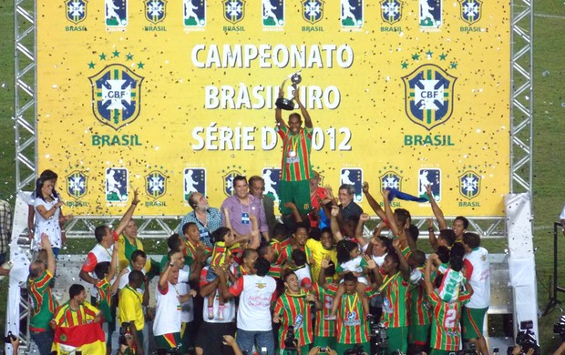 Após a vitória, foi só levantar o troféu da Série D (Foto: Bruno Alves)