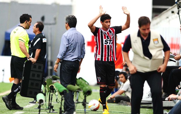 Ganso deixa o jogo do São Paulo contra o Santos (Foto: Marcos Ribolli / Globoesporte.com)