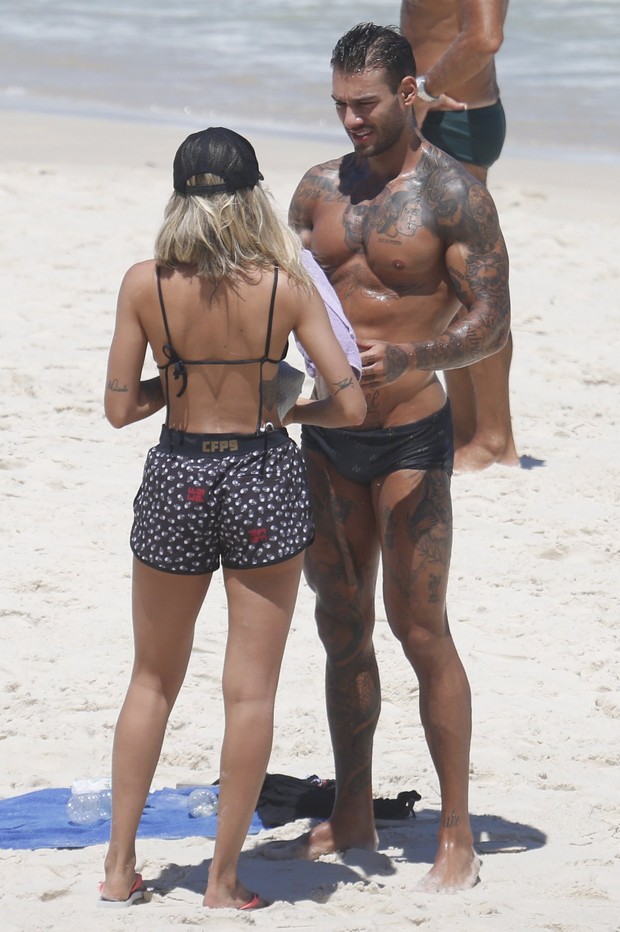 Lucas Lucco com loira em praia no Rio (Foto: AgNews)