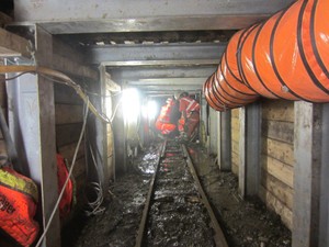 Crânios foram encontrados a uma profundidade de 3 metros. (Foto: Crossrail Limited/Divulgação)