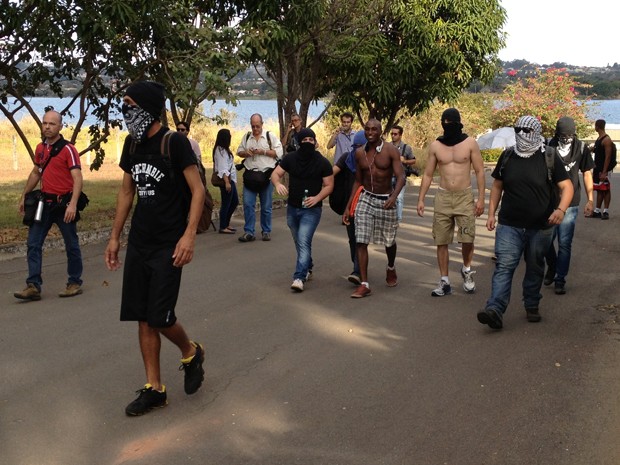 Entre os manifestantes, alguns foram encapuzados para a Península dos Ministros e desistiram de ficar na casa de Sarney (Foto: Felipe Néri/G1)