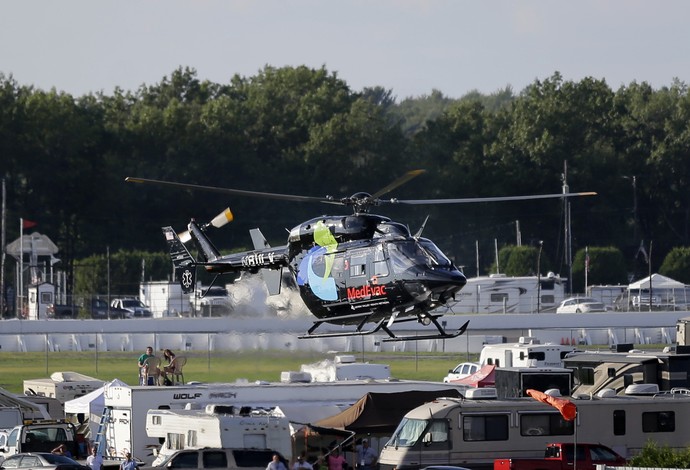 Helicóptero deixa o circuito de Pocono com o piloto Justin Wilson (Foto: AP Photo/Mel Evans)