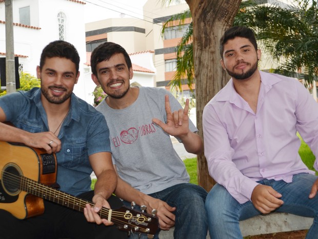 Com ajuda de voluntário, dupla sertaneja de Lavras traduz músicas para libras (Foto: Samantha Silva/G1) Com ajuda de voluntário, dupla sertaneja de Lavras traduz músicas para libras (Foto: Samantha Silva/G1)