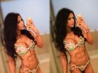 Bella Falconi faz selfie de biquíni nos bastidores de concurso fitness