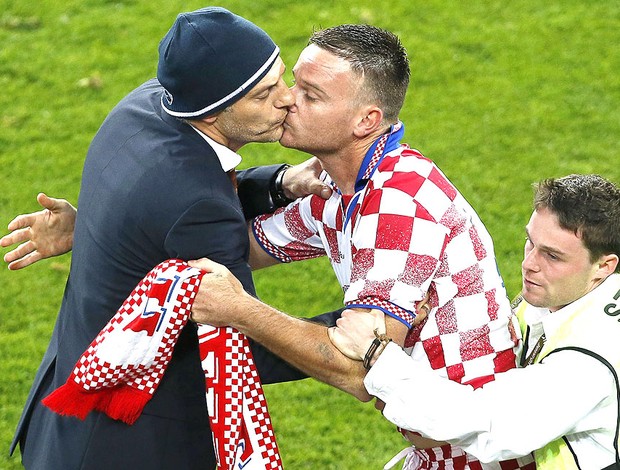 torcedor da Croácia invade partida e beija o técnico Slaven Bilic (Foto: EFE)