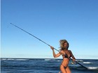 Ticiane Pinheiro curte dia na praia e mostra corpo sequinho