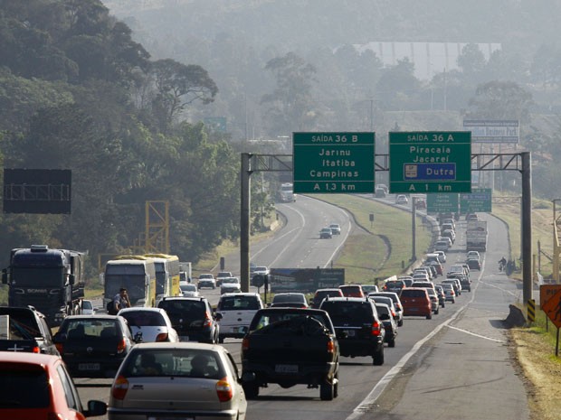 Motoristas enfrentavam lentidão nas rodovias que ligam SP ao interior  (Foto: Luís Moura/AE)
