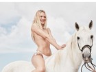 Candice Swanepoel faz topless e posa em cima de cavalo branco