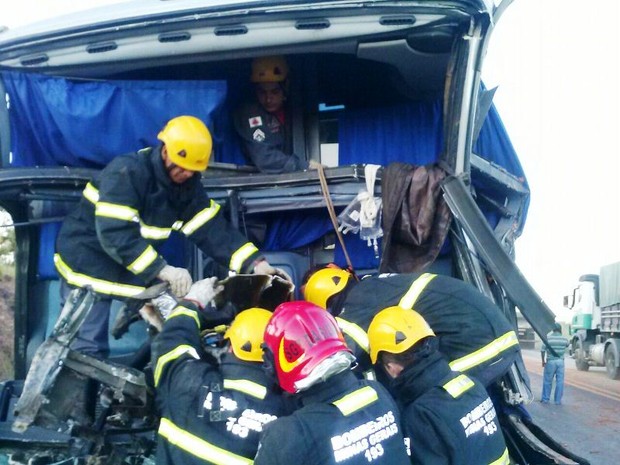 Bombeiros tiveram que cortar ferragens para resgatar motorista (Foto: Divulgação / Corpo de Bombeiros)