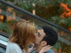 Sophia Abrahão e Sergio Malheiros trocam beijos em shopping no Rio