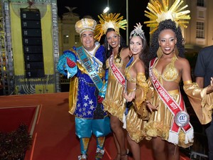 Rei Momo com a rainha e as princesas do carnaval (Foto: Elias Dantas/Ag. Haack)