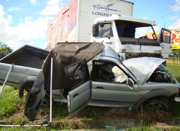 Homem morre ao ter carro atingido por caminhão na contramão (Foto: Everaldo Lins/ Visão Diária)