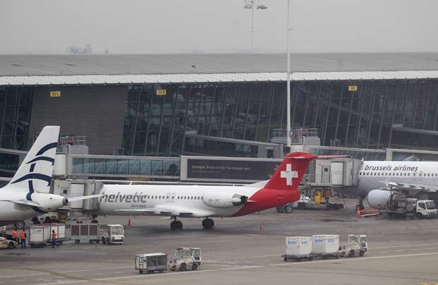 Avião daHelvetic Airways do qual a carga de diamantes foi roubada nesta terça-feira (19) na pista do aeroporto internacional de Bruxelas (Foto: Yves Logghe/AP)