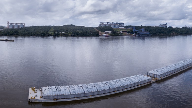 Barcaças transportando grãos pelo rio Tapajós no Pará - Caminhos da Safra (Foto: Fernando Martinho/Ed.Globo)