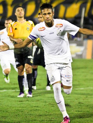 Neymar comemora gol do Santos contra o São Bernardo (Foto: Ale Vianna / Ag. Estado)