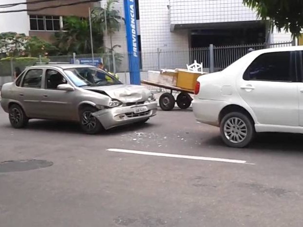 G1 Em Belém Carros Se Envolvem Em Batida E Deixam O Trânsito Lento