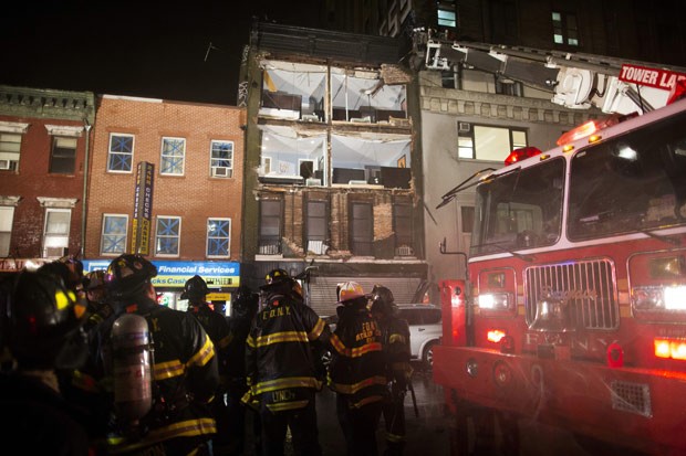 Fachada de prédio de cinco andares no número 92 da 8ª Avenida que ficou destruída com a aproximação do furacão Sandy (Foto:  John Minchillo / AP)