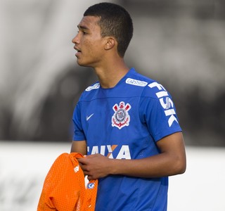 Com atacante da base, Corinthians relaciona 22 jogadores para viagem