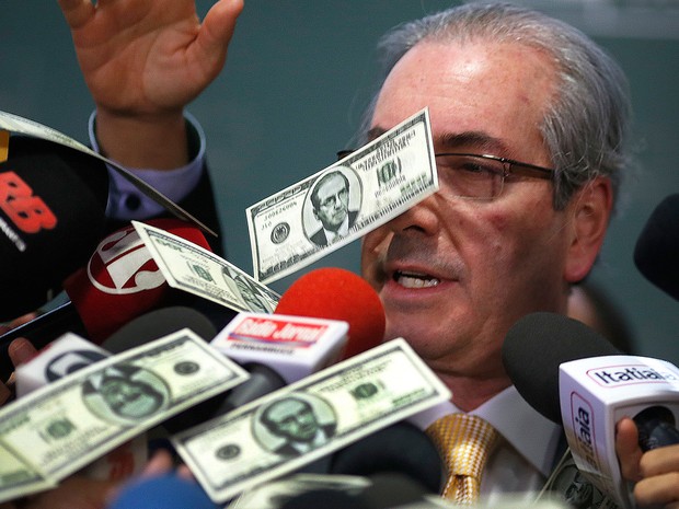 Cunha protesto Câmara notas de dólar falso (Foto: Dida Sampaio/Estadão Conteúdo)