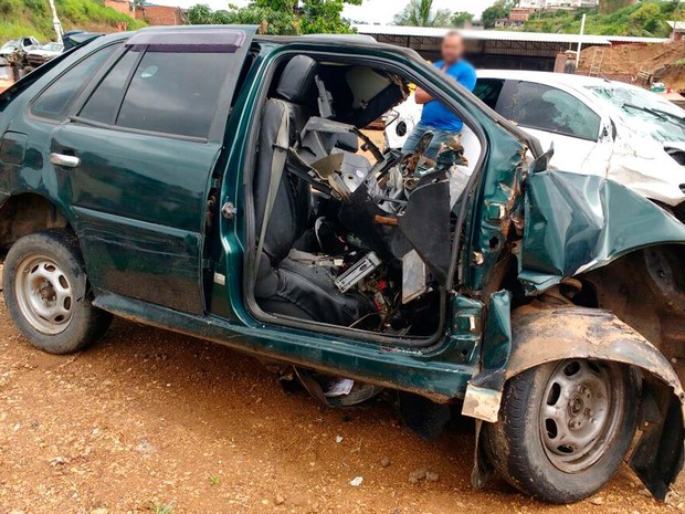 Veículo que vítima dirigia ficou destruído após bater em ônibus na Bahia (Foto: Divulgação/PRF)