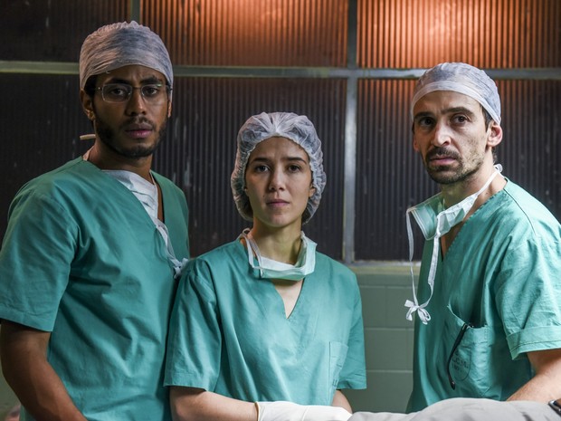 Ícaro Silva, Marjorie Estiano e Júlio Andrade no filme 'Sob Pressão' (Foto: Divulgação) Ícaro Silva, Marjorie Estiano e Júlio Andrade no filme 'Sob Pressão' (Foto: Divulgação)