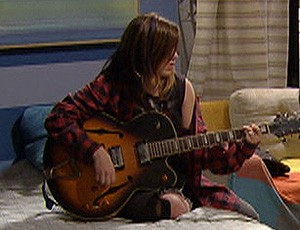 Lia na guitarra (Foto: TV globo/Malhação)