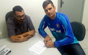 Júlio César assina com o Fluminense (Foto: Thiago Bokel / Fluminense F.C.) Júlio César assina com o Fluminense (Foto: Thiago Bokel / Fluminense F.C.)