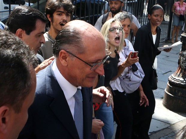Alckmin é hostilizado por manifestantes na Catedral da Sé (Foto: Hélvio Romero/Estadão Conteúdo)