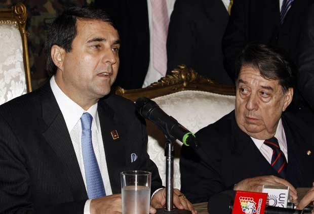 O novo chanceler do Paraguai, Félix Fernández (à direito), ao lado do presidente Federico Franco em entrevista na sexta-feira (22) no palácio presidencial em Assunção (Foto: AFP)