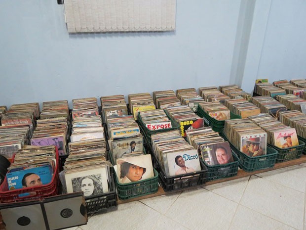 Coleção de discos de vinil tem exemplares que vão do rock à música infantil (Foto: Valdinei Guimarães/ G1ES)