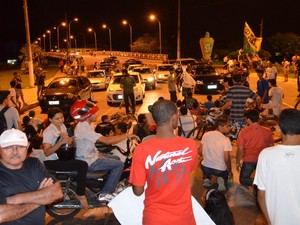 Manifestantes fecham entrada da ponte dá acesso ao bairro Corroa do Meio (Foto: Flávio Antunes/G1)