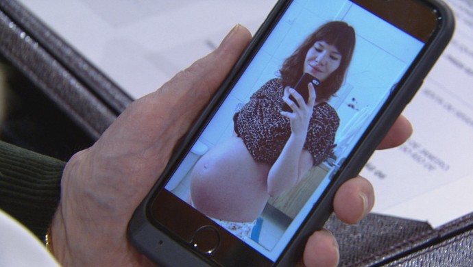 Julia mostra a foto da filha grávida (Foto: TV Globo/Divulgação)