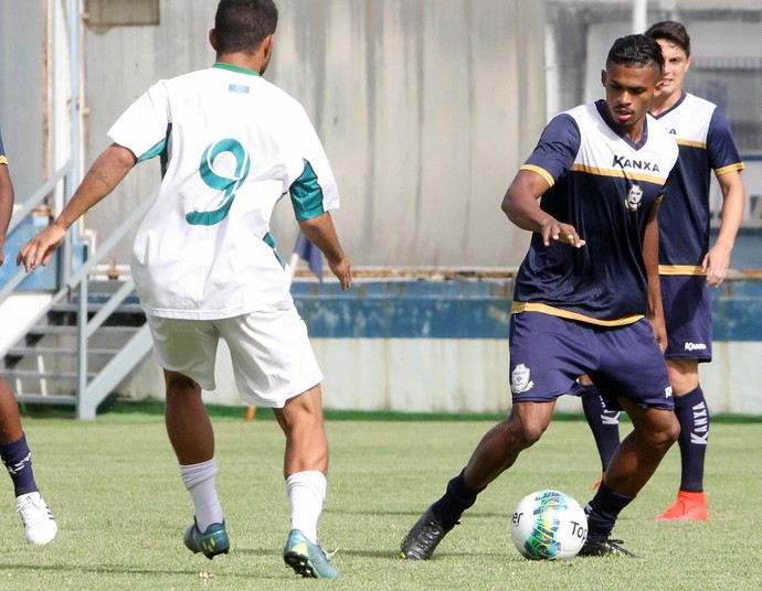 Fabrício Baiano e Luis Mário, jogo-treino macaé x serra macaense (Foto: Tiago Ferreira / Macaé Esporte)