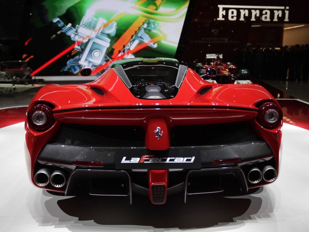 ‘LaFerrari’ é o novo modelo da marca de luxo italiana, a primeira Ferrari híbrida (Foto: Denis Balibouse/Reuters)