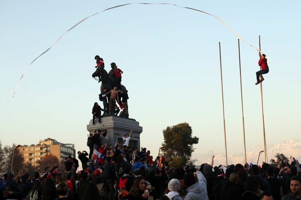 Torcida do Chile invade as ruas de Santiago após ida à final da Copa das Confederações (Foto: EFE)