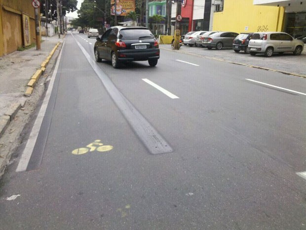 CTTU pintou de preto trecho da ciclofaixa na Estrada do Arraial, no Recife (Foto: Kety Marinho/ TV Globo)