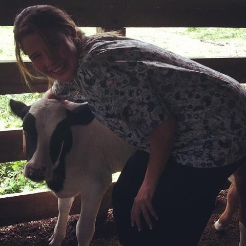 Debby Lagranha posa com bezerro durante aula de veterinária (Foto: Facebook)