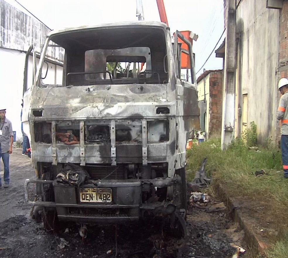 Parte da frente do veículo da Enel ficou destruída. Uma moradora presenciou o crime. (Foto: Reprodução/TV Verdes Mares)