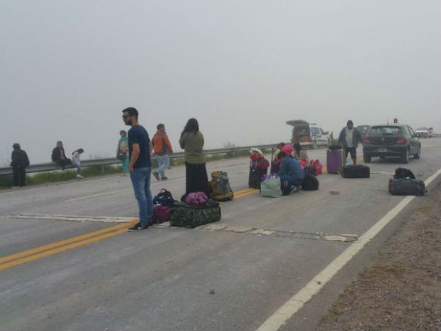 Várias pessoas ficaram presas em estrada após desmoronamento (Foto: Edvaldo do Carmo/Arquivo Pessoal) Várias pessoas ficaram presas em estrada após desmoronamento (Foto: Edvaldo do Carmo/Arquivo Pessoal)