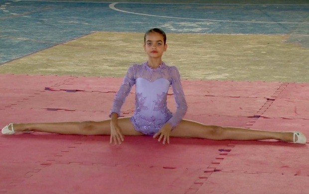 Amanda treina ginástica rítmica e sonha em ir para as Olimpíadas (Foto: Rondônia TV)