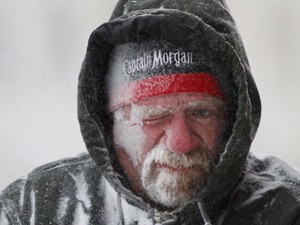 Homem enfrenta o frio e a neve na cidade de Lawrence, no Kansas, na manhã deste domingo (Foto: Mike Yoder/The Journal-World/AP)