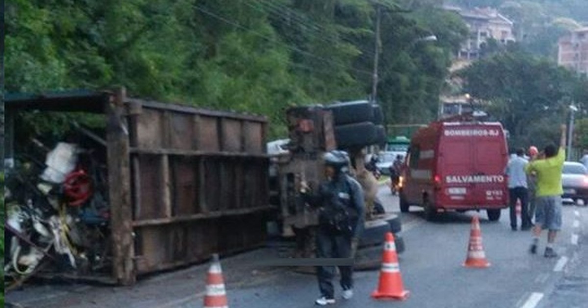 G1 - Caminhão que carregava ferro velho tomba em Petrópolis, RJ ...