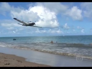 Avião monomotor fez voos rasantes em João Pessoa e assustou banhistas neste domingo (12) (Foto: Reprodução / TV Cabo Branco)
