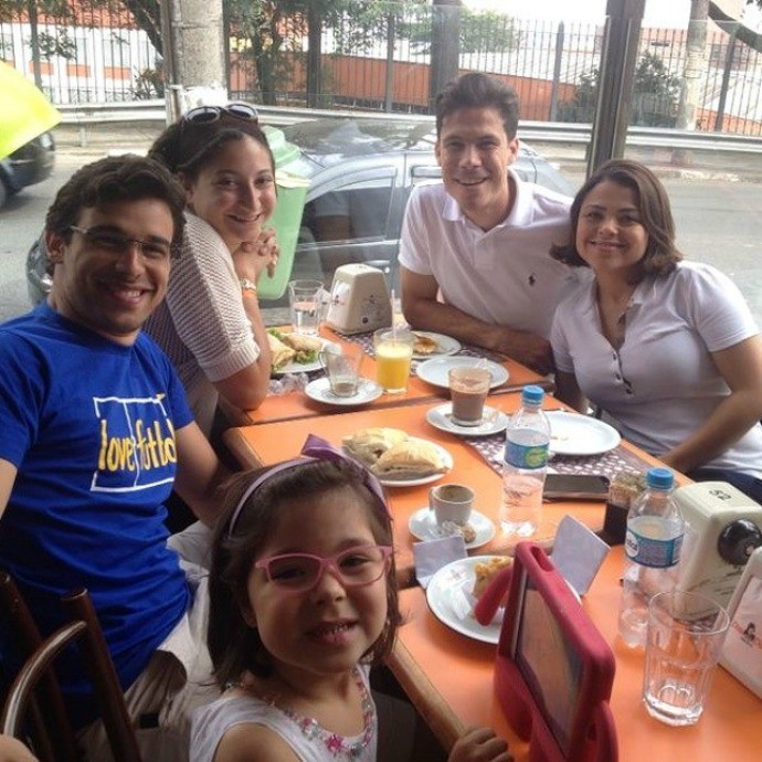 Hernanes e a família em folga da seleção brasileira (Foto: Reprodução / Instagram)